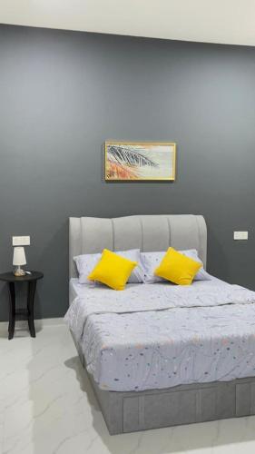 Ένα ή περισσότερα κρεβάτια σε δωμάτιο στο Ayah Su Homestay Atas Tol