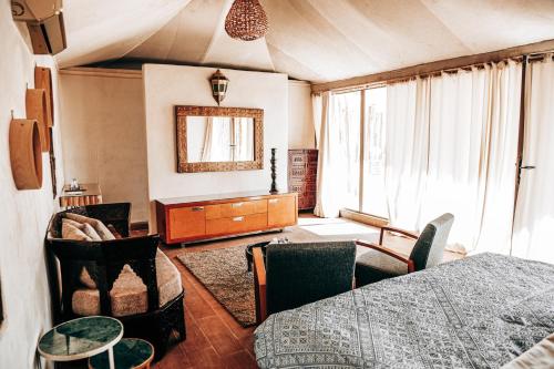 Postel nebo postele na pokoji v ubytování Agafay Yes We Camp Luxury Lodge Restaurant & Spa