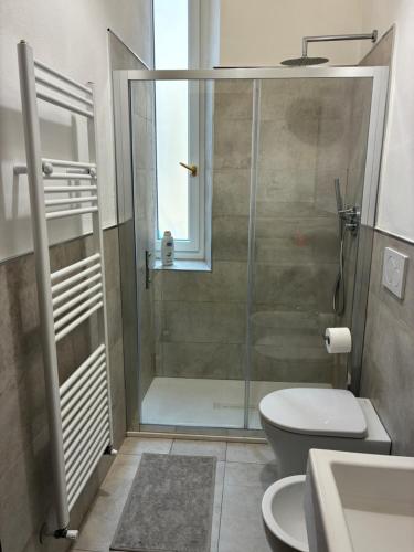 ein Badezimmer mit Dusche, Toilette und Waschbecken in der Unterkunft PRIONE70 in La Spezia