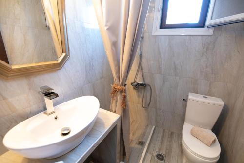 Koupelna v ubytování Sunrise Suite Olympiada - Luxury Beachfront Escape