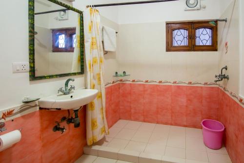 a bathroom with a sink and a shower at Hotel Bhakti Dhama in Vrindāvan