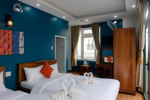 Postel nebo postele na pokoji v ubytování Thu Hiền hotel Gần Chợ có Máy Chiếu