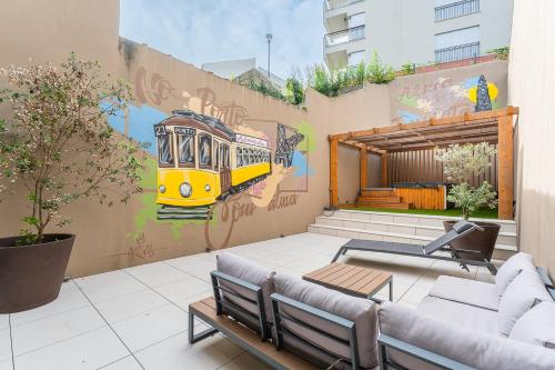 En terrasse eller udendørsområde på GuestReady - Alma Invicta