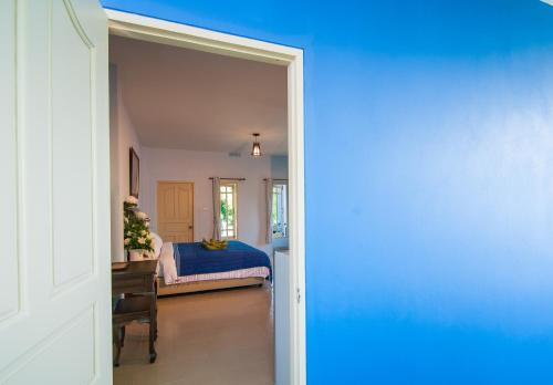 a hallway leading to a bedroom with a bed at Tum Baan Suan ตุ่มบ้านสวน in Chanthaburi