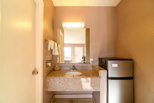 Ένα μπάνιο στο Woodfield Inn & Suites Hotel O, Yoakum TX 111