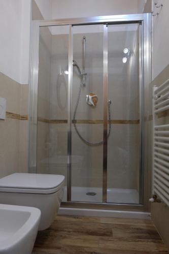 チニゼッロ・バルサモにあるMilano B&Bのバスルーム(シャワー、トイレ、洗面台付)