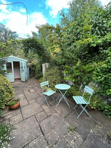 a patio with two chairs and a table and chairs at Charming 1 bed super central Terraced House in Cambridge
