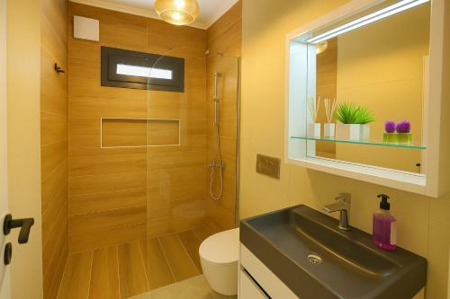 un bagno con doccia, lavandino e WC di Adavilla Elite a Kusadası