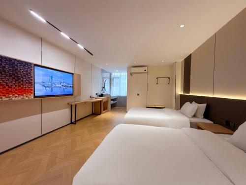 Postel nebo postele na pokoji v ubytování HuaHang Hotel - Free Shuttle&Free Breakfast - Guangzhou Baiyun International Airport