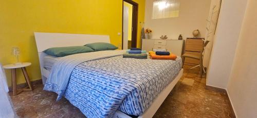 Postel nebo postele na pokoji v ubytování casa vacanze il girasole Sanremo