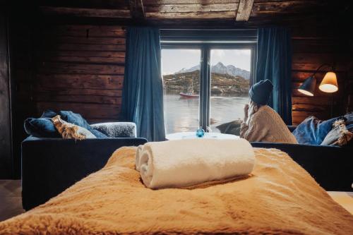 Svinøya Rorbuer tesisinde bir odada yatak veya yataklar