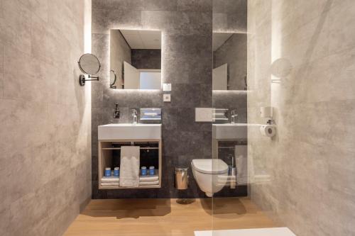 阿珀尔多伦阿培尔顿弗莱彻酒店的浴室里有洗手池、马桶和镜子。