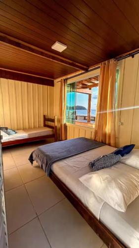 Ένα ή περισσότερα κρεβάτια σε δωμάτιο στο Casa capitão Netuno Ilha do Mel