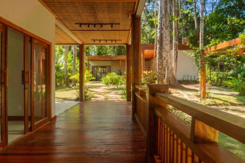 a wooden walkway leading to the front of a house at casa refugio das bromelhas in Itacaré