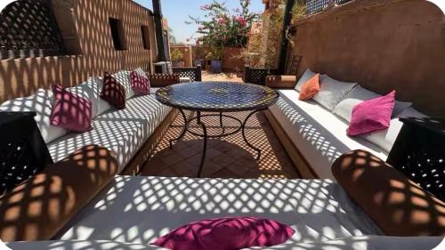 Posezení v ubytování Welcome to your Stylish Atlas View Apartment