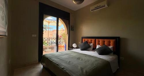 Postel nebo postele na pokoji v ubytování Welcome to your Stylish Atlas View Apartment