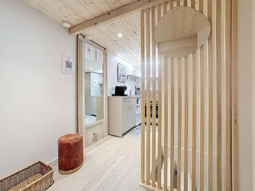 a hallway with a door leading to a kitchen at Les Vignes 3 Chambres avec Salle de bain privative in Anse