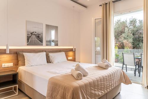 Giường trong phòng chung tại Roula's house on the beach