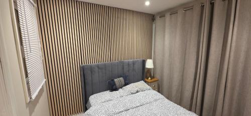 Una cama o camas en una habitación de Cozy 4-Bedroom Family Getaway