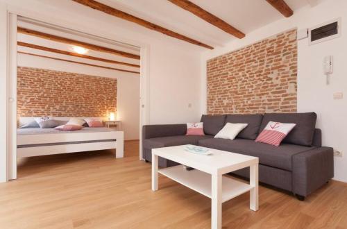 Carera Corner 1BDR Apartments by Irundo