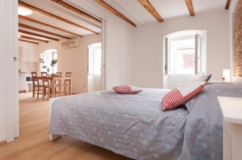Carera Corner 1BDR Apartments by Irundo