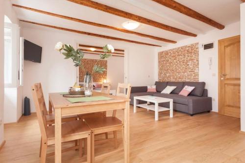 Carera Corner 1BDR Apartments by Irundo
