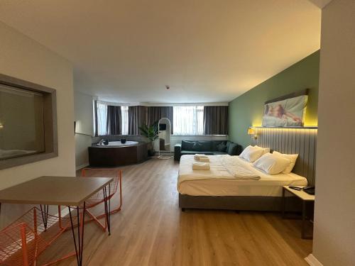 Ένα ή περισσότερα κρεβάτια σε δωμάτιο στο OTTO X Hotel