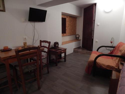 un soggiorno con un tavolo e una sala da pranzo di Erini Room a Kíssamos