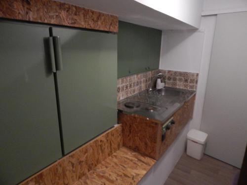 una piccola cucina con lavandino in camera di Erini Room a Kíssamos