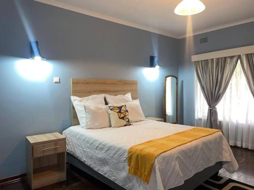 Postel nebo postele na pokoji v ubytování Lovely 3 bed in Mount Pleasant - 2153