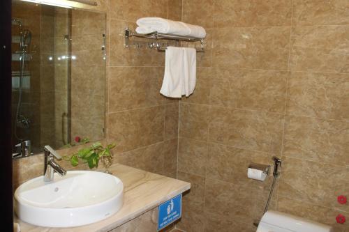 a bathroom with a sink and a shower and a toilet at Hai Yen Luxury Hotel in Cẩm Phả