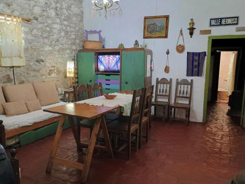 La Casona del Río في فالي هيرموسو: غرفة معيشة بها طاولة وأريكة