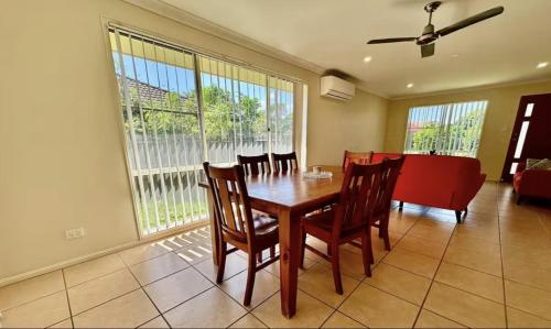 Χώρος καθιστικού στο 4 Bedroom House ipswitch Near City