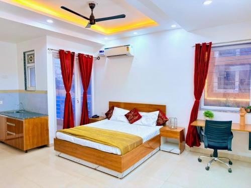 En eller flere senge i et værelse på Kora Royale Serviced Apartment