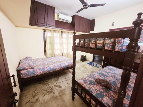 En eller flere senge i et værelse på Cosy & homely full cottage