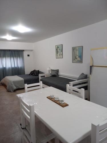 Zimmer mit 2 Betten und einem Tisch mit Stühlen in der Unterkunft Rincón del cielo in Mar del Plata