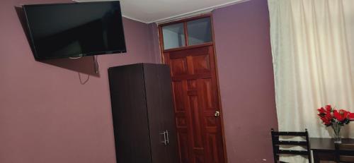 Una televisión o centro de entretenimiento en Hostal Bless Tacna