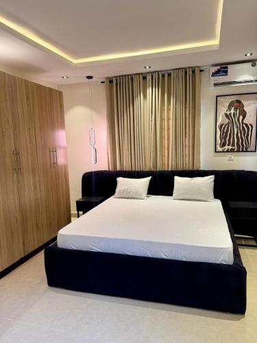 Кровать или кровати в номере Hugs Luxury Apartments