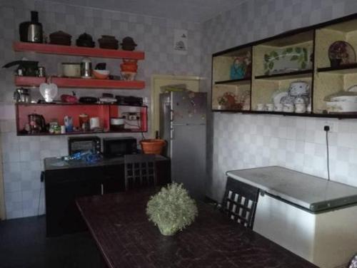 Nhà bếp/bếp nhỏ tại Estate of Nwankwo Duplex Apartment