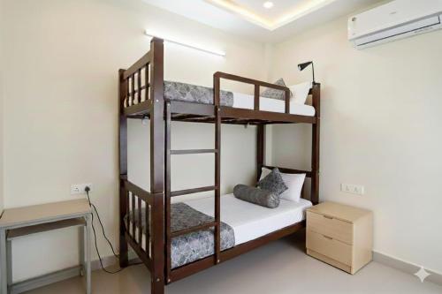 Una cama o camas en una habitación de Kashi Residency Inn