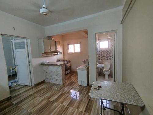 Kuchyň nebo kuchyňský kout v ubytování شقة مميزة بجوار كورنيش النيل اسوان - عائلات فقط