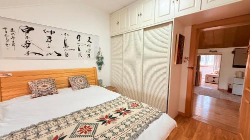 Postel nebo postele na pokoji v ubytování Jiangnanli Chinese-style Rooftop Garden Suite, Hanshan Temple Branch