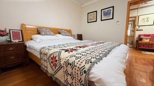 Postel nebo postele na pokoji v ubytování Jiangnanli Chinese-style Rooftop Garden Suite, Hanshan Temple Branch