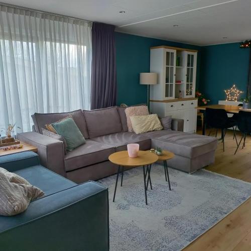 安卢Amazing nature house的客厅里有一张沙发和一张桌子。