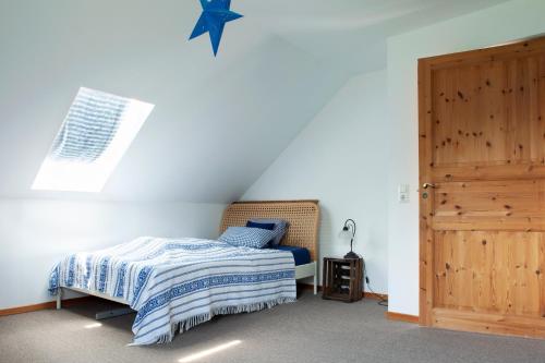 ein Schlafzimmer mit einem Bett und einem Stern an der Wand in der Unterkunft Elbenow in Losenrade