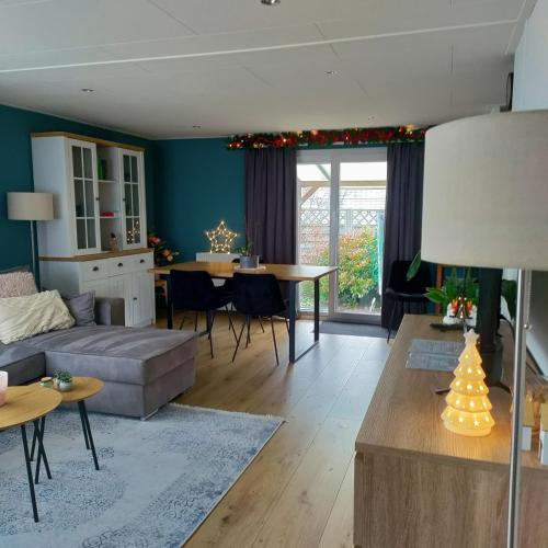 安卢Amazing nature house的客厅里有一张沙发和一张桌子。