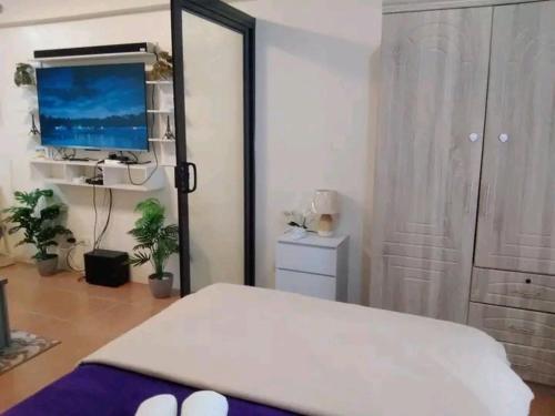 Μια τηλεόραση ή/και κέντρο ψυχαγωγίας στο B4B staycation one oasis cdo