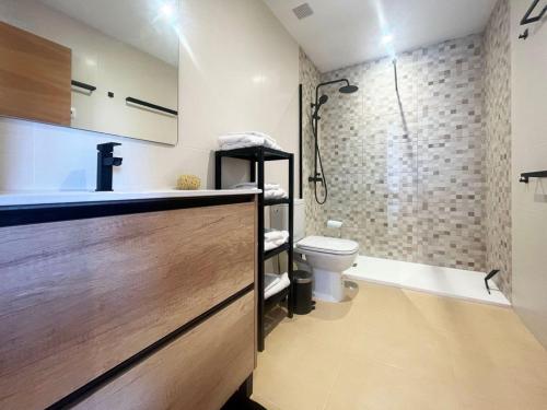 een badkamer met een douche, een toilet en een wastafel bij Las Terrazas Golf Cédric in Torre-Pacheco