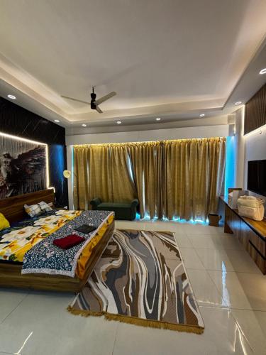 ein Schlafzimmer mit einem großen Bett mit einem Teppich in der Unterkunft GAUR Luxury Stay in Ghaziabad