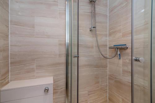 una ducha con puerta de cristal en un baño en 1 Bed in Hindhead oc-w34256, en Hindhead